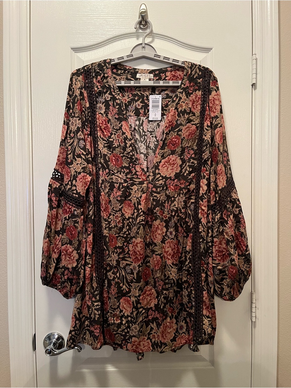 Torrid Festi Dark Olive Grey Floral V-Neck Tunic with Lace Insets - Picture 6 of 9